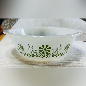 Vintage Glassbake milk glass casserole dish Daisy pattern. 1.5 quart.